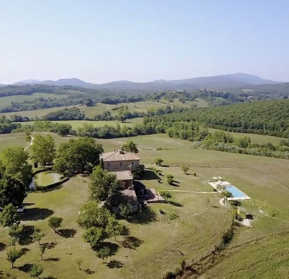 Il podere dall'alto, con il laghetto e i campi intorno